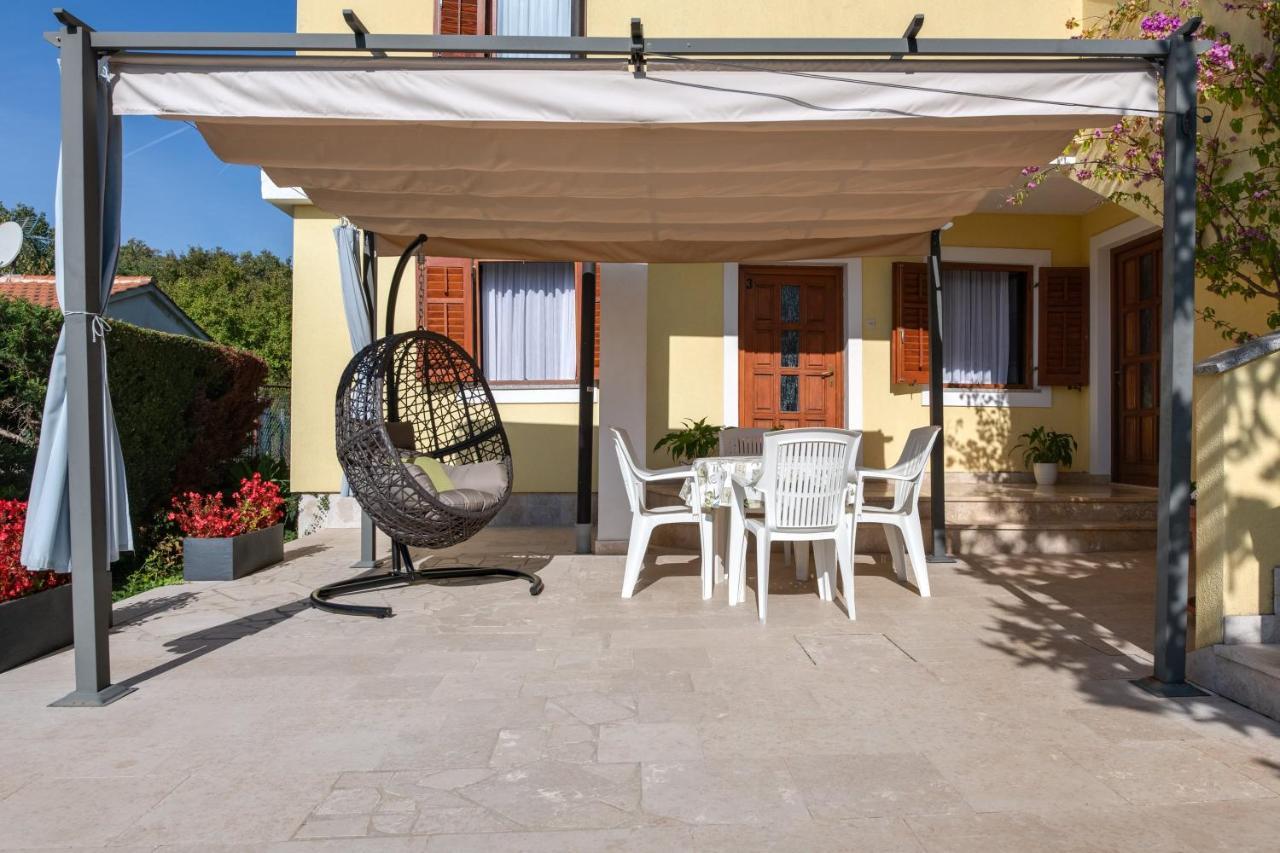 Villa Livia: Family-Friendly Retreat with Pool and Playground Liznjan Exterior photo