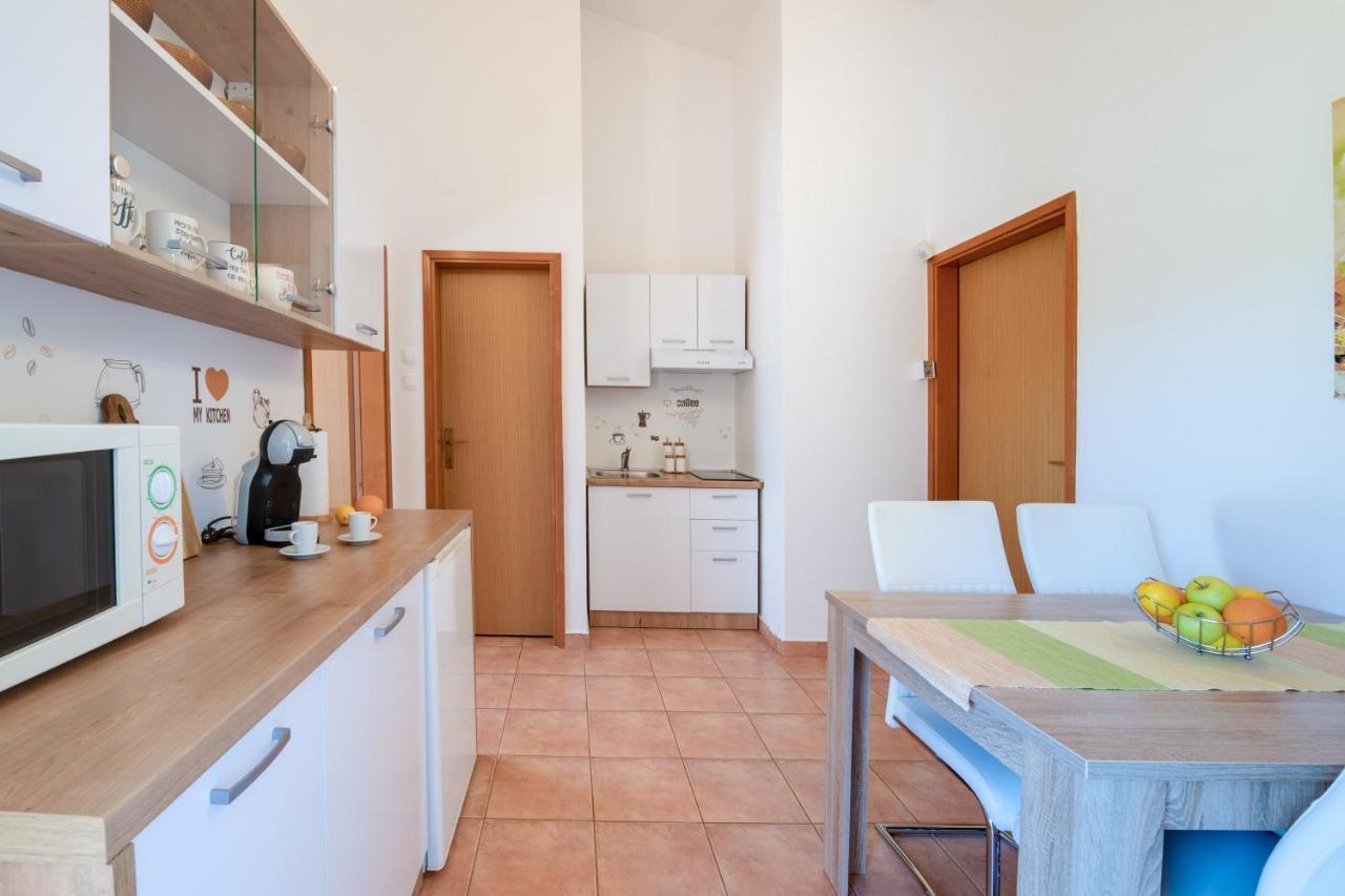 Villa Livia: Family-Friendly Retreat with Pool and Playground Liznjan Exterior photo