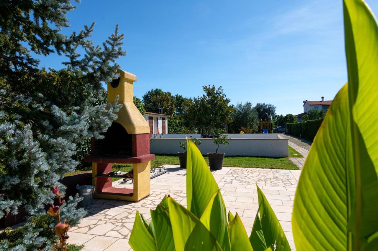 Villa Livia: Family-Friendly Retreat with Pool and Playground Liznjan Exterior photo