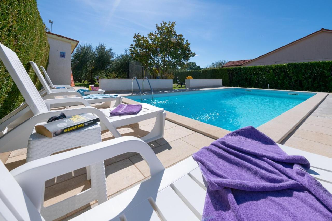 Villa Livia: Family-Friendly Retreat with Pool and Playground Liznjan Exterior photo