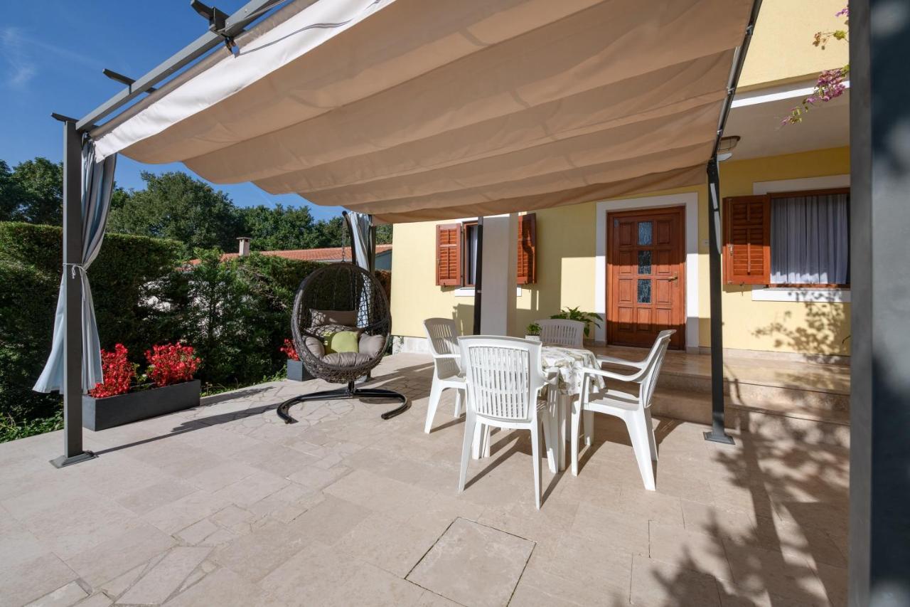 Villa Livia: Family-Friendly Retreat with Pool and Playground Liznjan Exterior photo