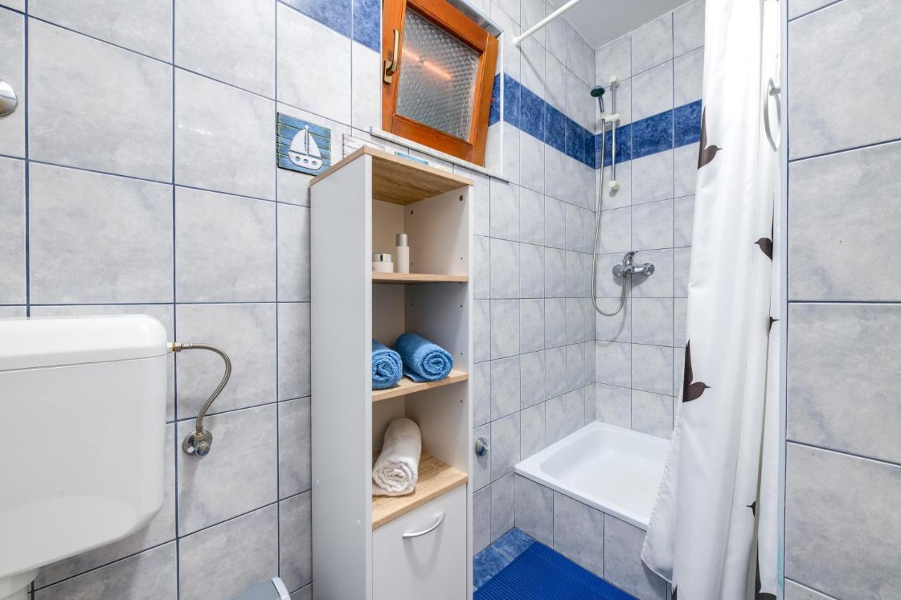 Villa Livia: Family-Friendly Retreat with Pool and Playground Liznjan Exterior photo