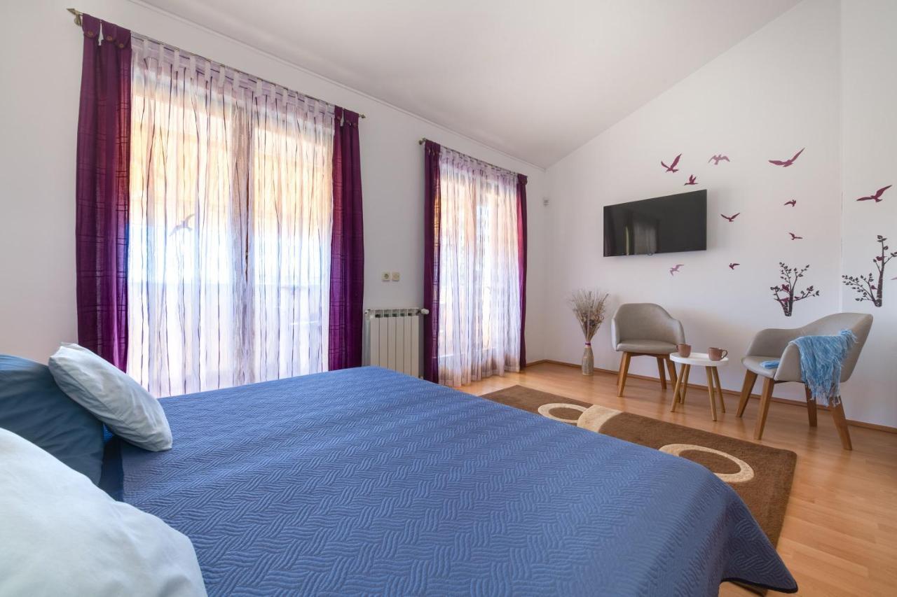 Villa Livia: Family-Friendly Retreat with Pool and Playground Liznjan Exterior photo