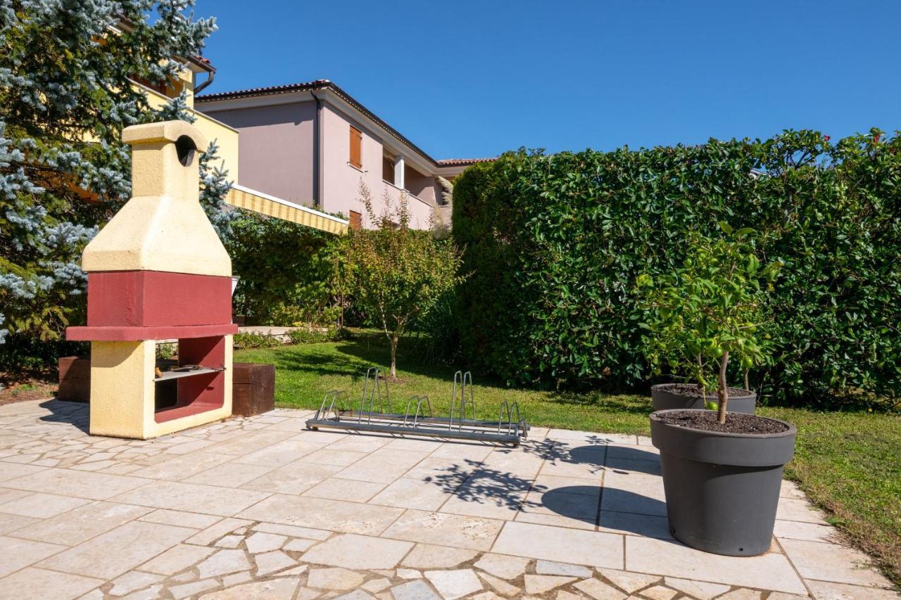 Villa Livia: Family-Friendly Retreat with Pool and Playground Liznjan Exterior photo