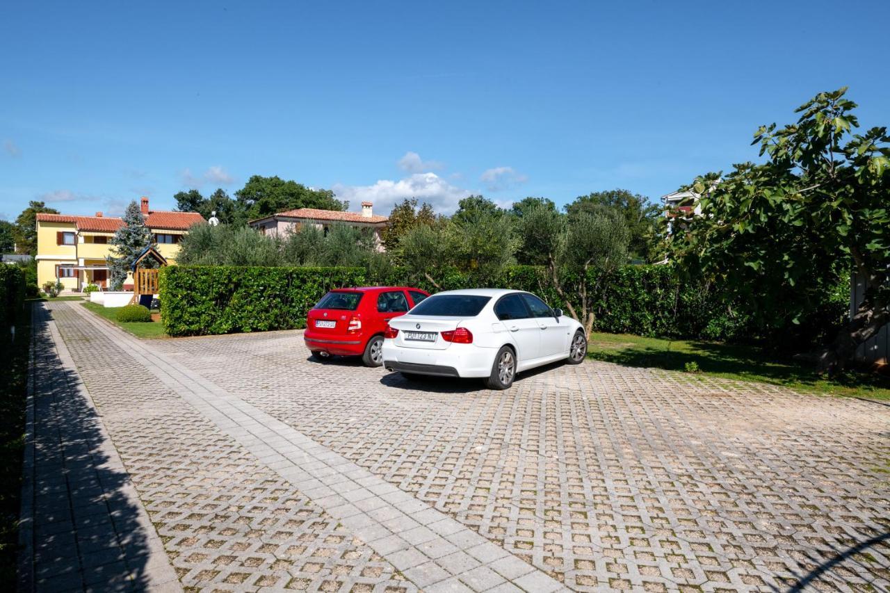 Villa Livia: Family-Friendly Retreat with Pool and Playground Liznjan Exterior photo