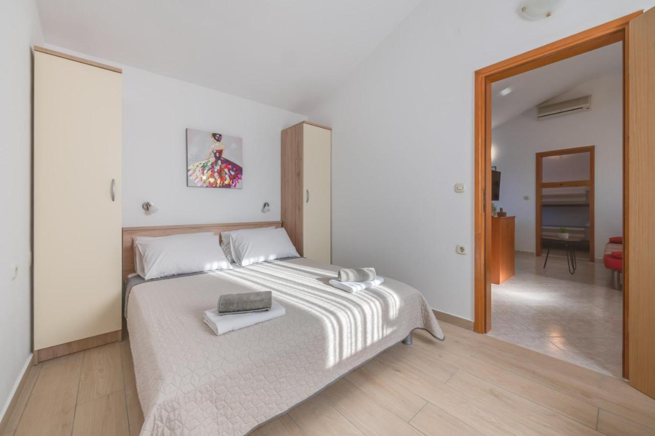 Villa Livia: Family-Friendly Retreat with Pool and Playground Liznjan Exterior photo