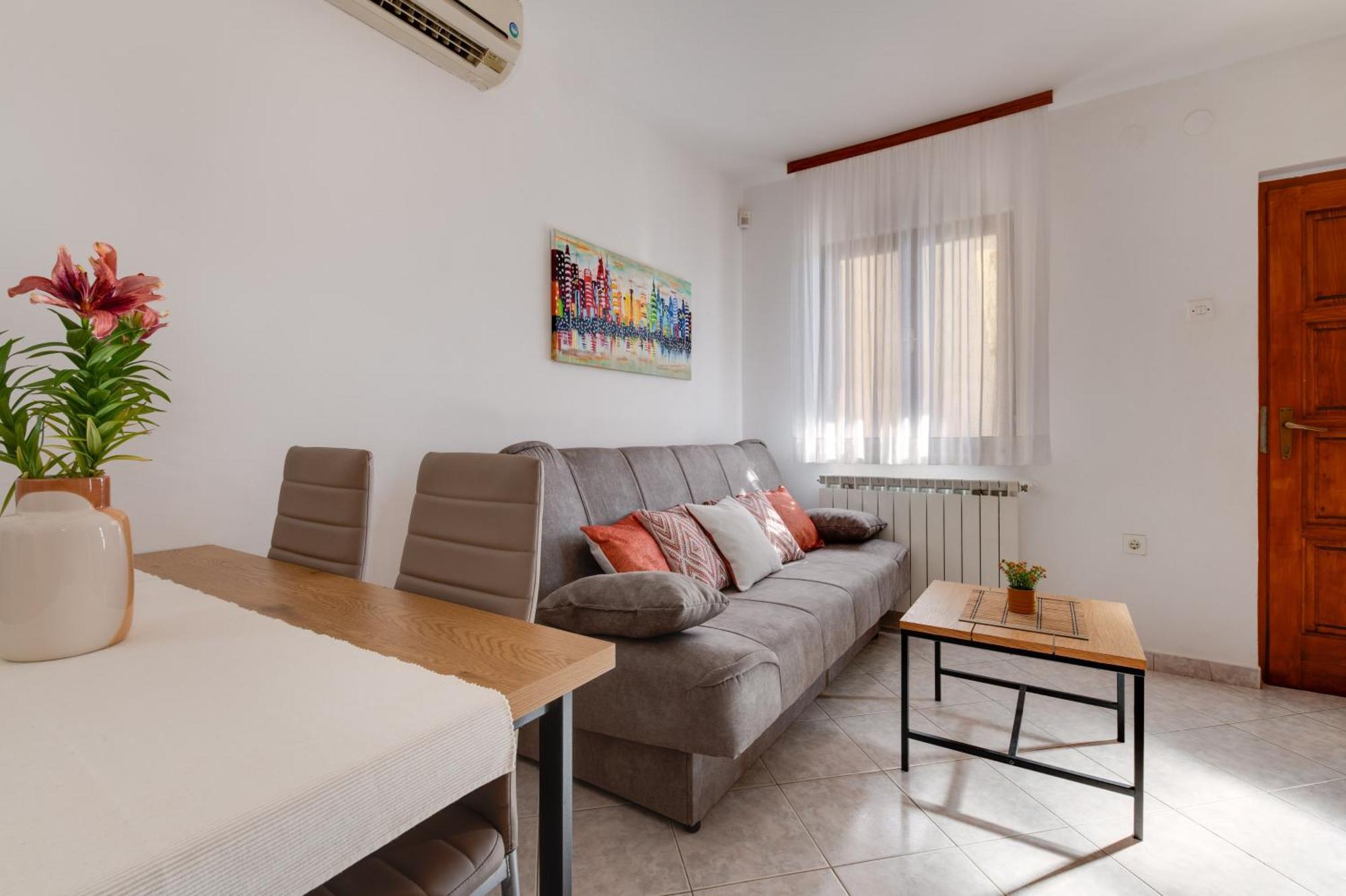 Villa Livia: Family-Friendly Retreat with Pool and Playground Liznjan Exterior photo
